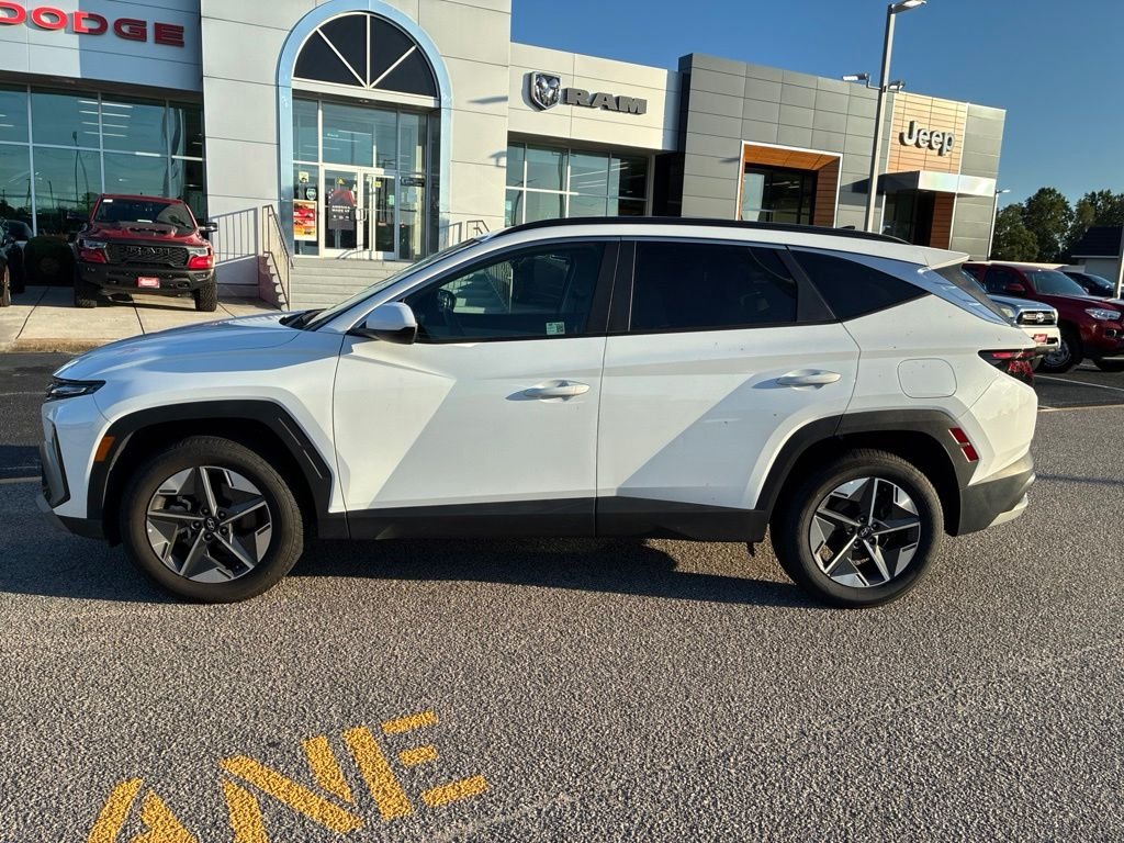 Used 2025 White Hyundai SEL image 2