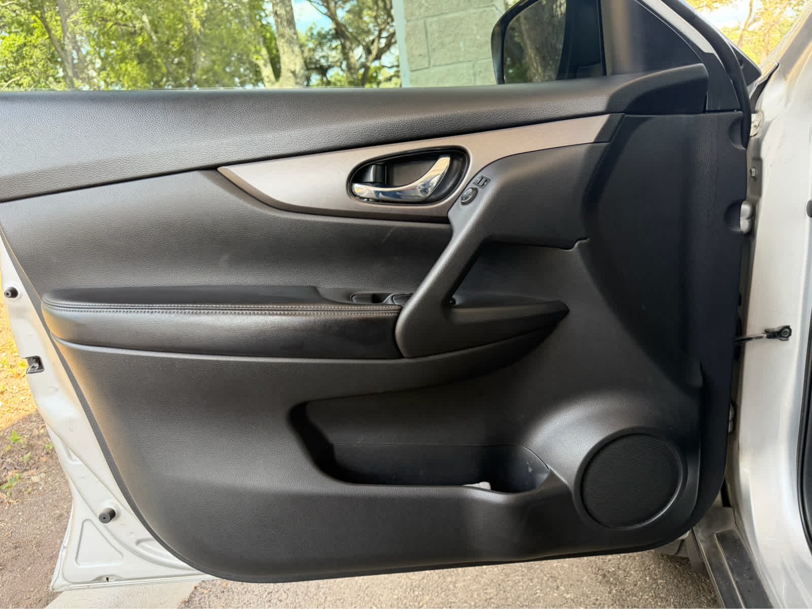 Used 2016 Brilliant Silver Nissan S image 18