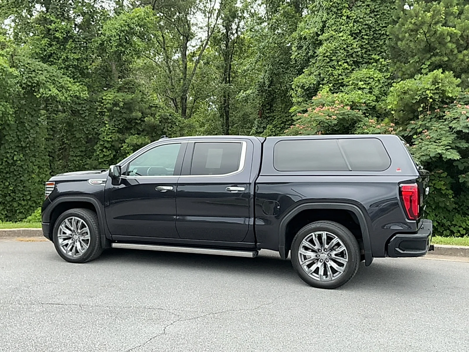 Used 2023 Titanium Rush Metallic GMC 4WD Crew Cab Short Box Denali image 3