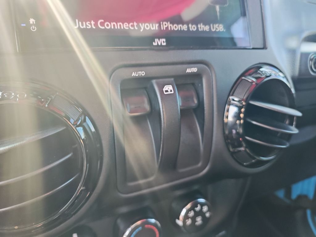 Used 2017 Blue Jeep Sahara image 11