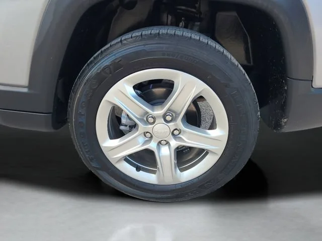 Used 2024 Silver Jeep Latitude image 9