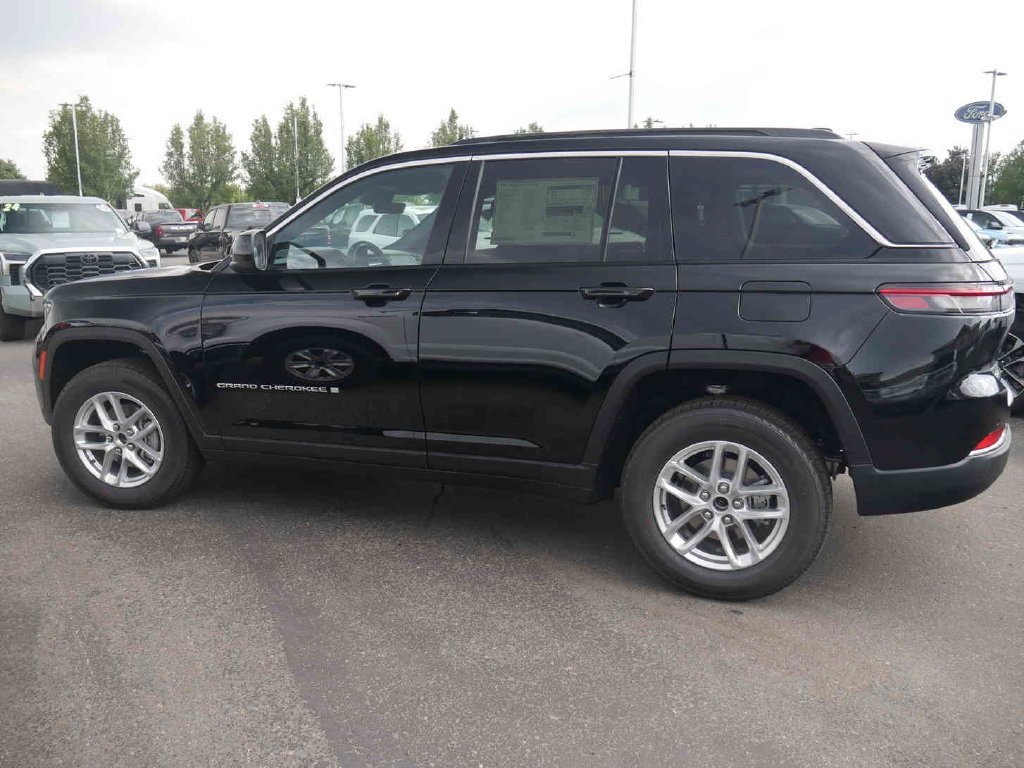 New 2026 Diamond Black Crystal Pearl-Coat Exterior Paint Jeep Laredo X image 17