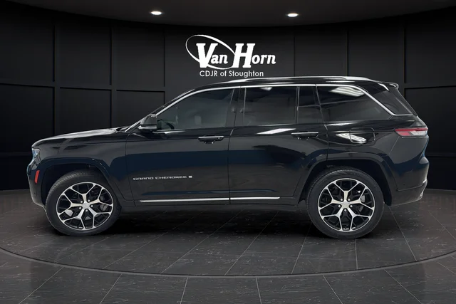 Used 2023 Diamond Black Crystal Pearlcoat Jeep Summit Reserve image 4