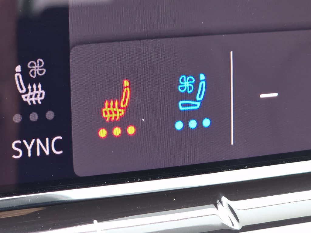 Used 2025  Volkswagen 2.0T SE w/Technology image 6