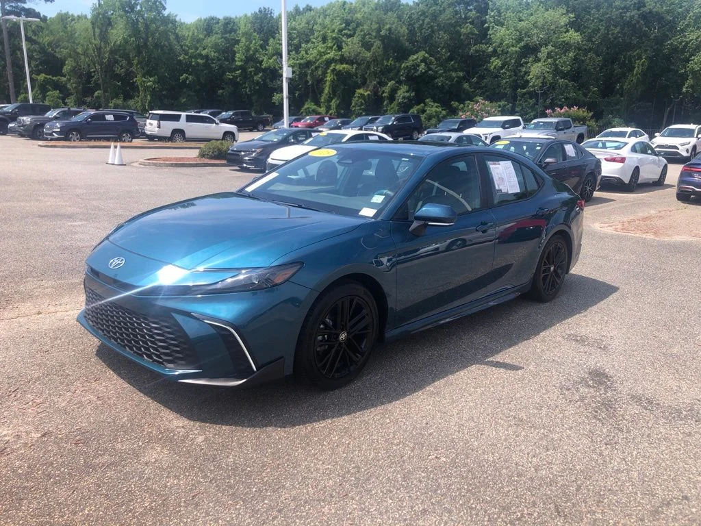 Used 2025  Toyota SE image 4