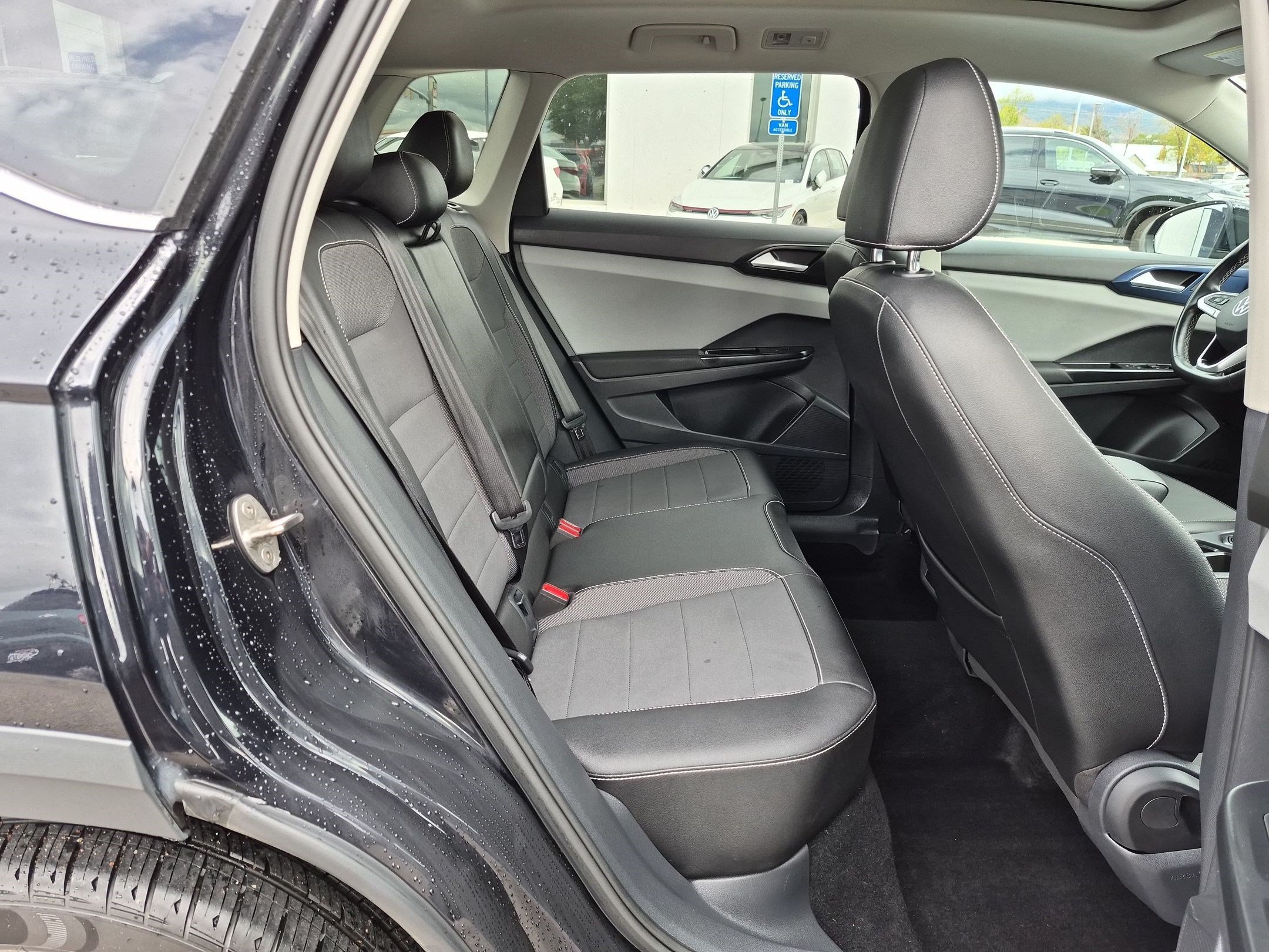 Used 2022 Deep Black Volkswagen SE image 31