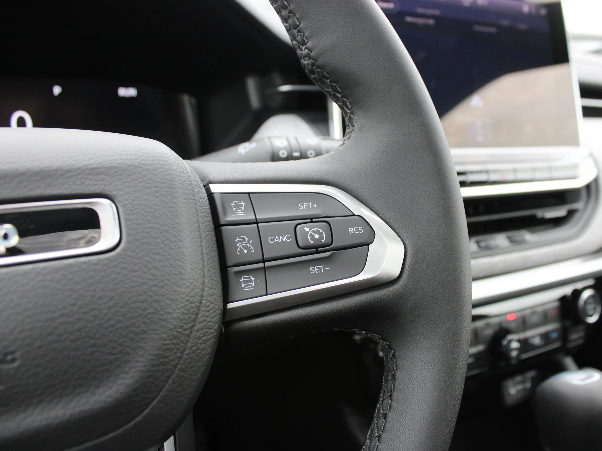 New 2025 Silver Jeep North* 4x4, Panoramic Sunroof, Heated Seats/Wheel, Wireless Charging Pad image 17
