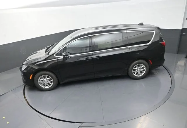 New 2027 Diamond Black Crystal Pearl-Coat Exterior Paint Chrysler Select image 14