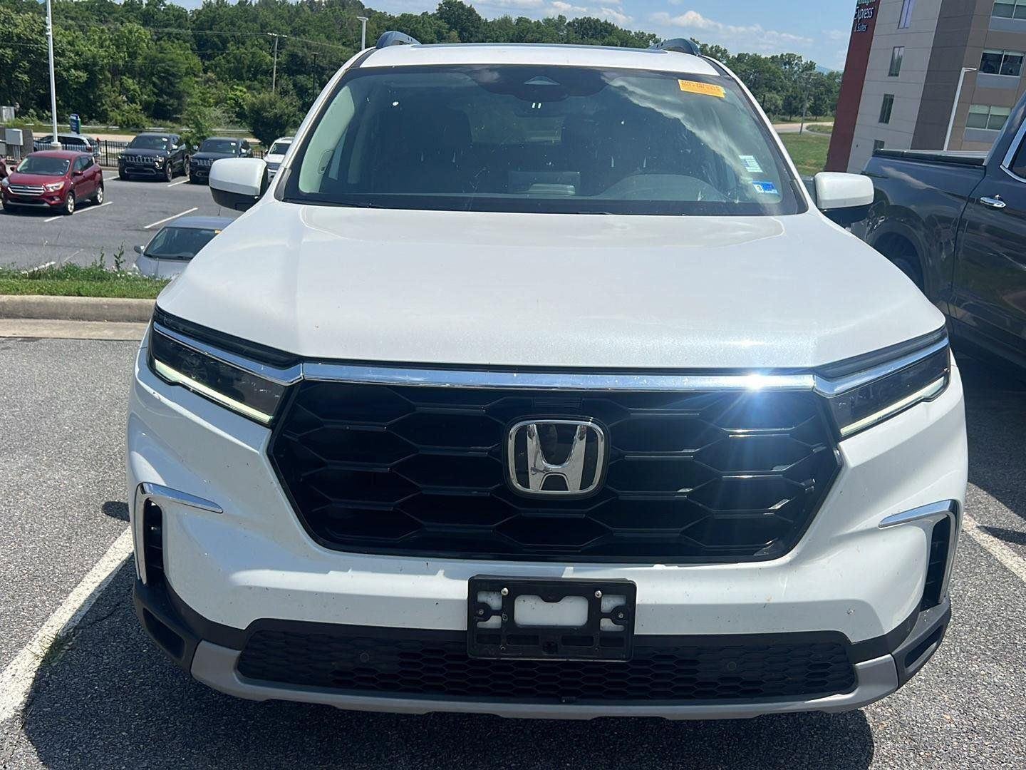 Used 2025 Platinum White Pearl Honda Touring image 7