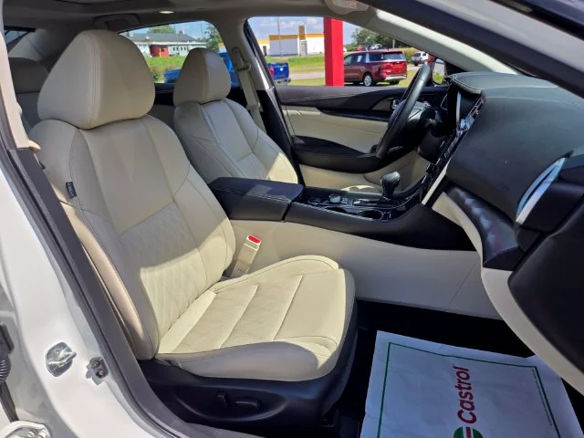 Used 2023 White Nissan Platinum image 21