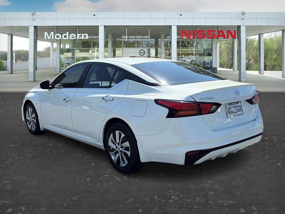 Used 2022 Glacier White Nissan 2.5 S image 3