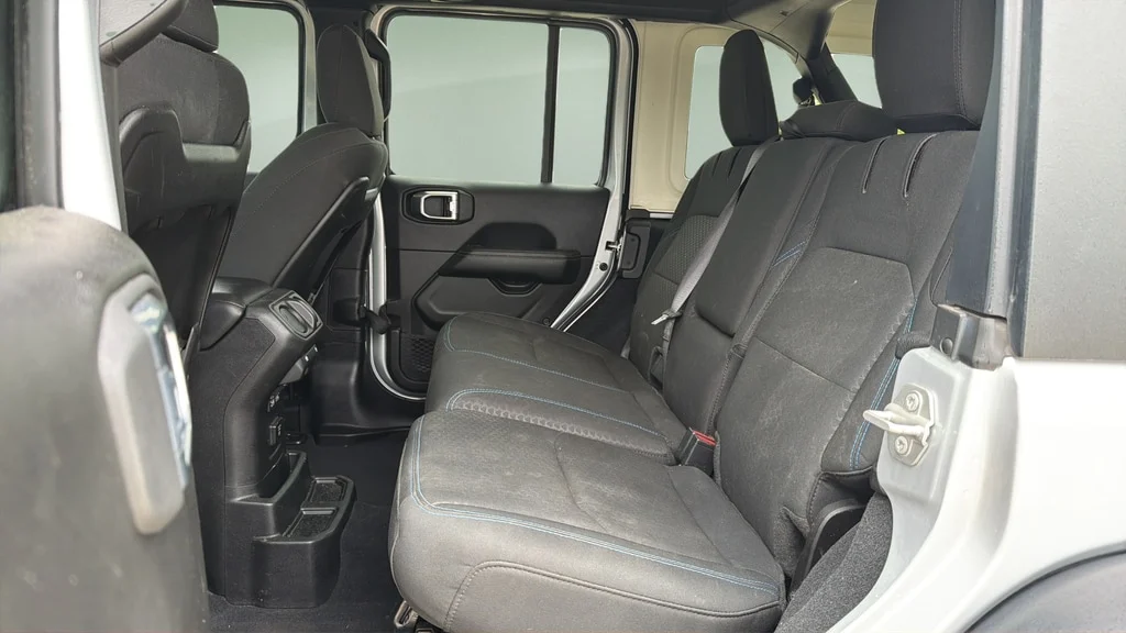 Used 2024 Silver Zynith Clearcoat Jeep Rubicon image 18