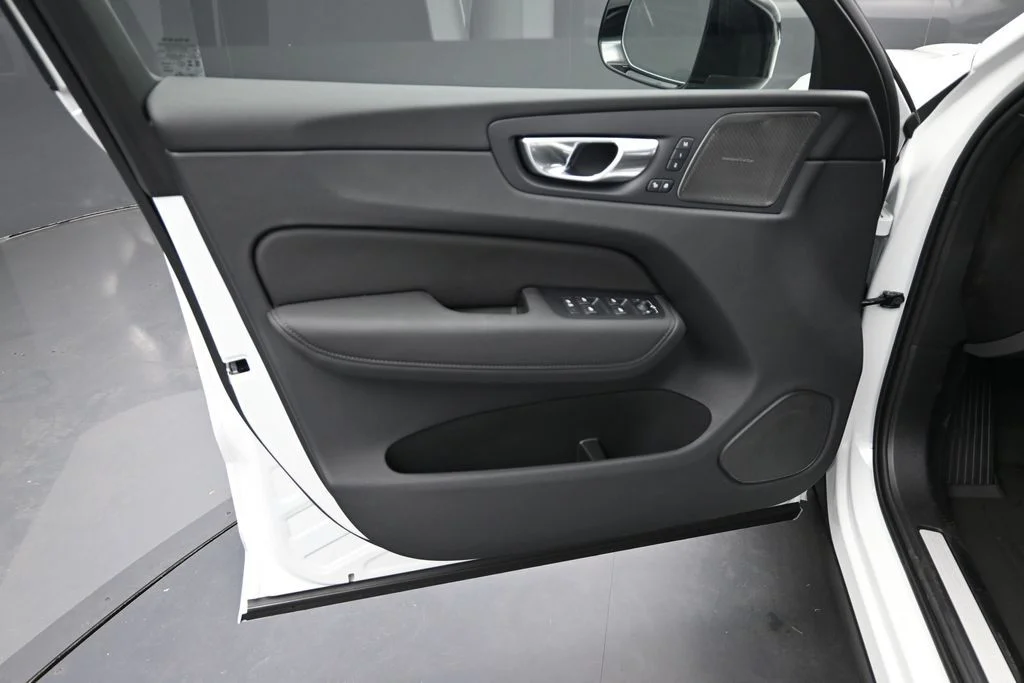 New 2026 Crystal White Volvo T8 Ultra Black Edition image 9