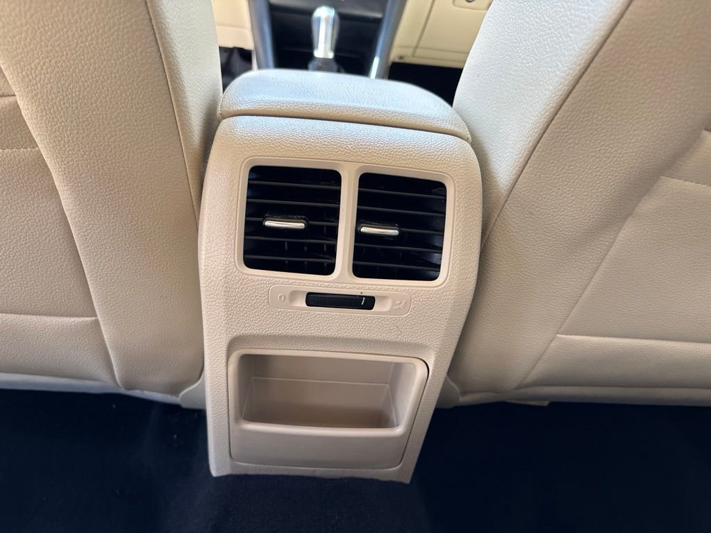 Used 2013 Candy White Volkswagen 2.5L SE image 33
