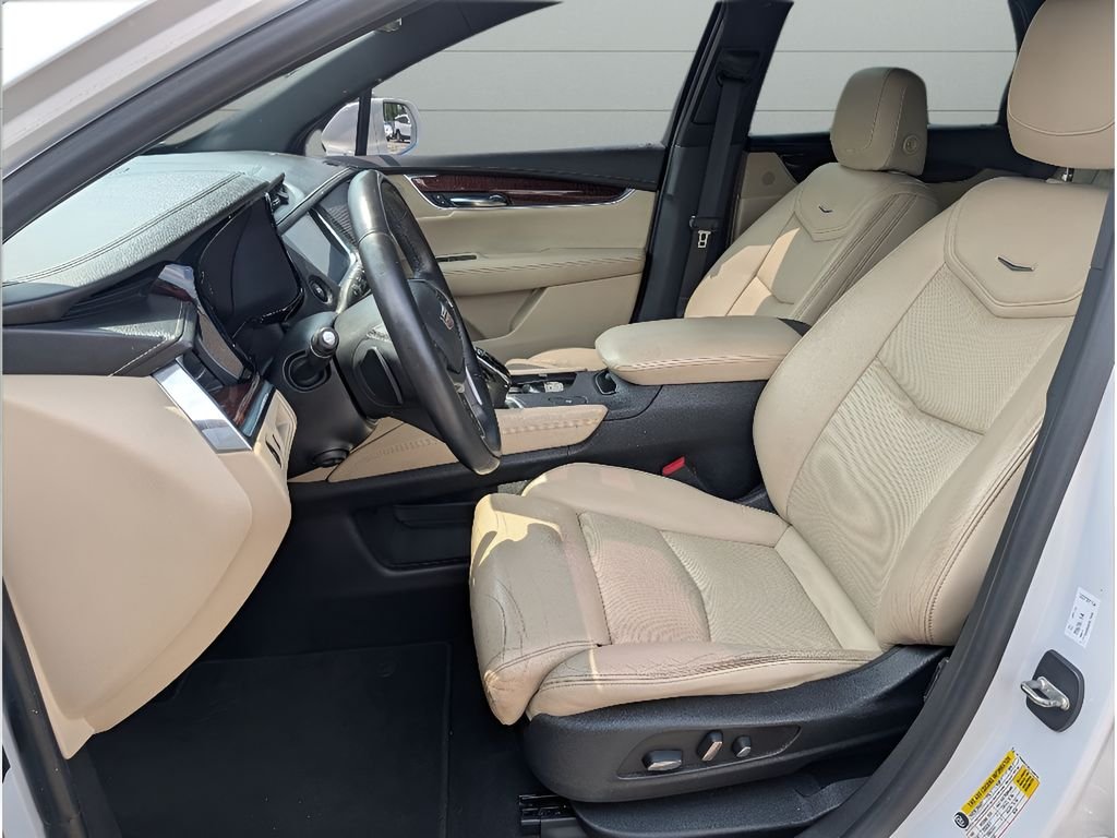 Used 2017 Crystal White Tricoat Cadillac Luxury FWD image 17