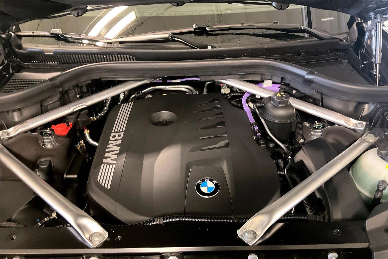 Used 2026 Skyscraper Grey Metallic BMW xDrive40i image 16