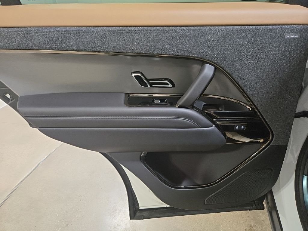 Used 2025 Fuji White Land Rover Dynamic SE image 21