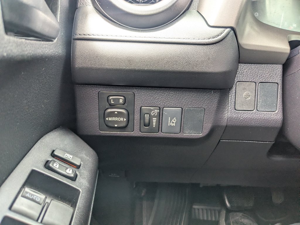 Used 2018  Toyota LE image 19