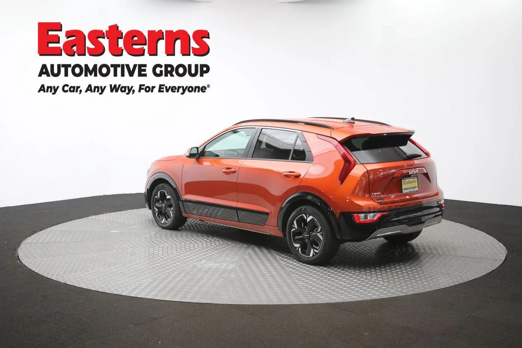Used 2023 Red Kia Wind image 62