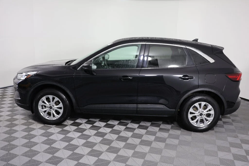 Used 2024 Black Metallic Ford Active image 5
