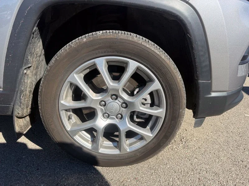 Used 2023 Silver Jeep Latitude Lux image 13