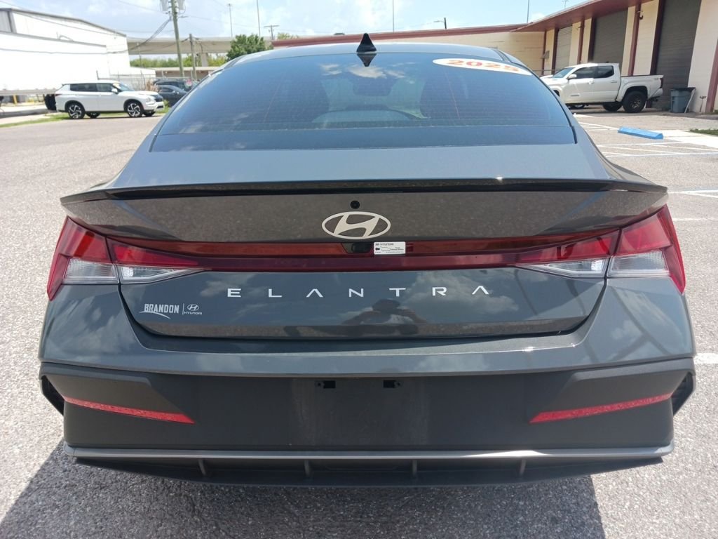 Used 2025 Gray Hyundai SEL Sport image 4