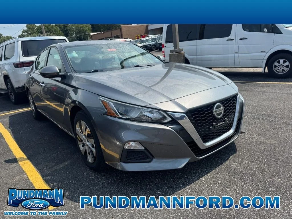 Used 2019 Gray Metallic Nissan 2.5 S image 1