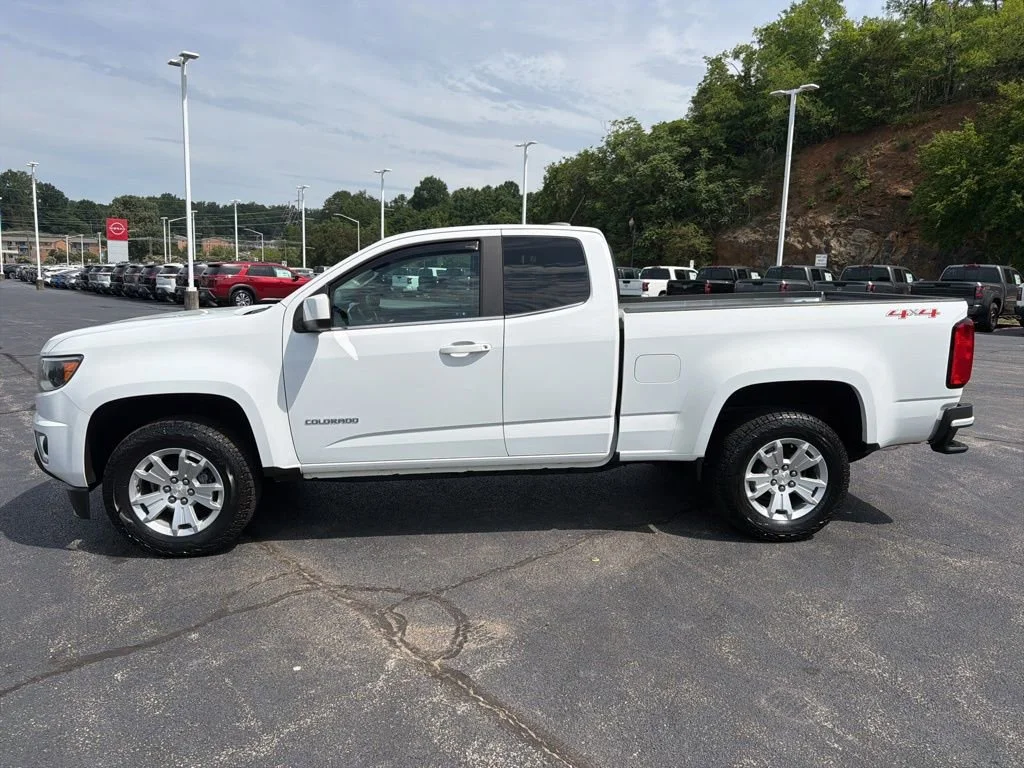Used 2018 SUMMIT WHITE Chevrolet 4WD LT image 2