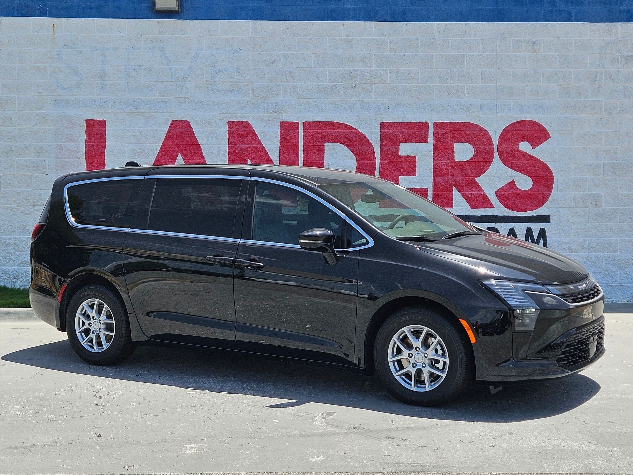 2027 Chrysler Pacifica Select's photo