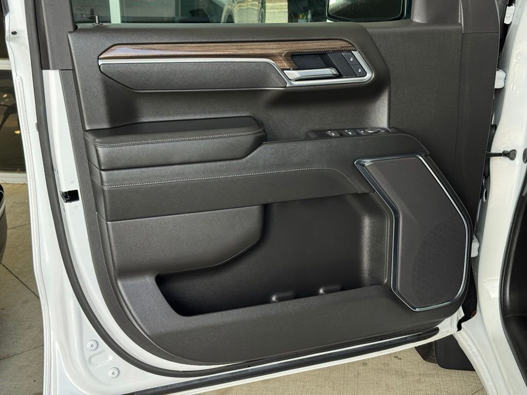Used 2025 White Chevrolet LT image 26