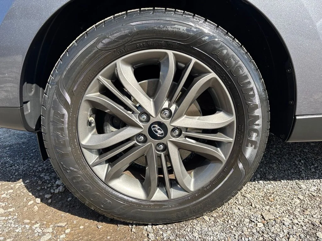 Used 2015 Gray Hyundai SE image 10