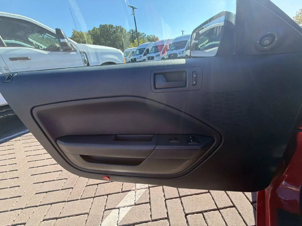 Used 2006  Ford GT Deluxe image 14
