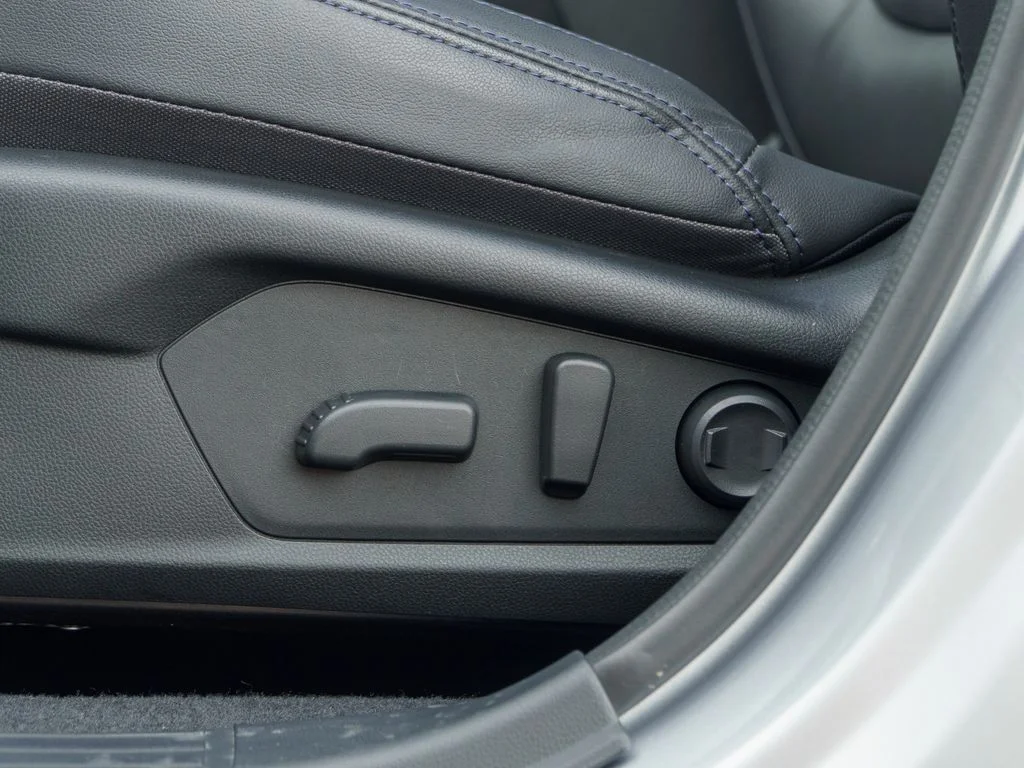 Used 2025 Ice Silver Metallic Subaru Limited image 20