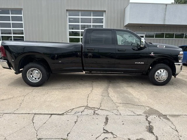 New 2026 Diamond Black Crystal Pearl-Coat Exterior Paint RAM Laramie image 2