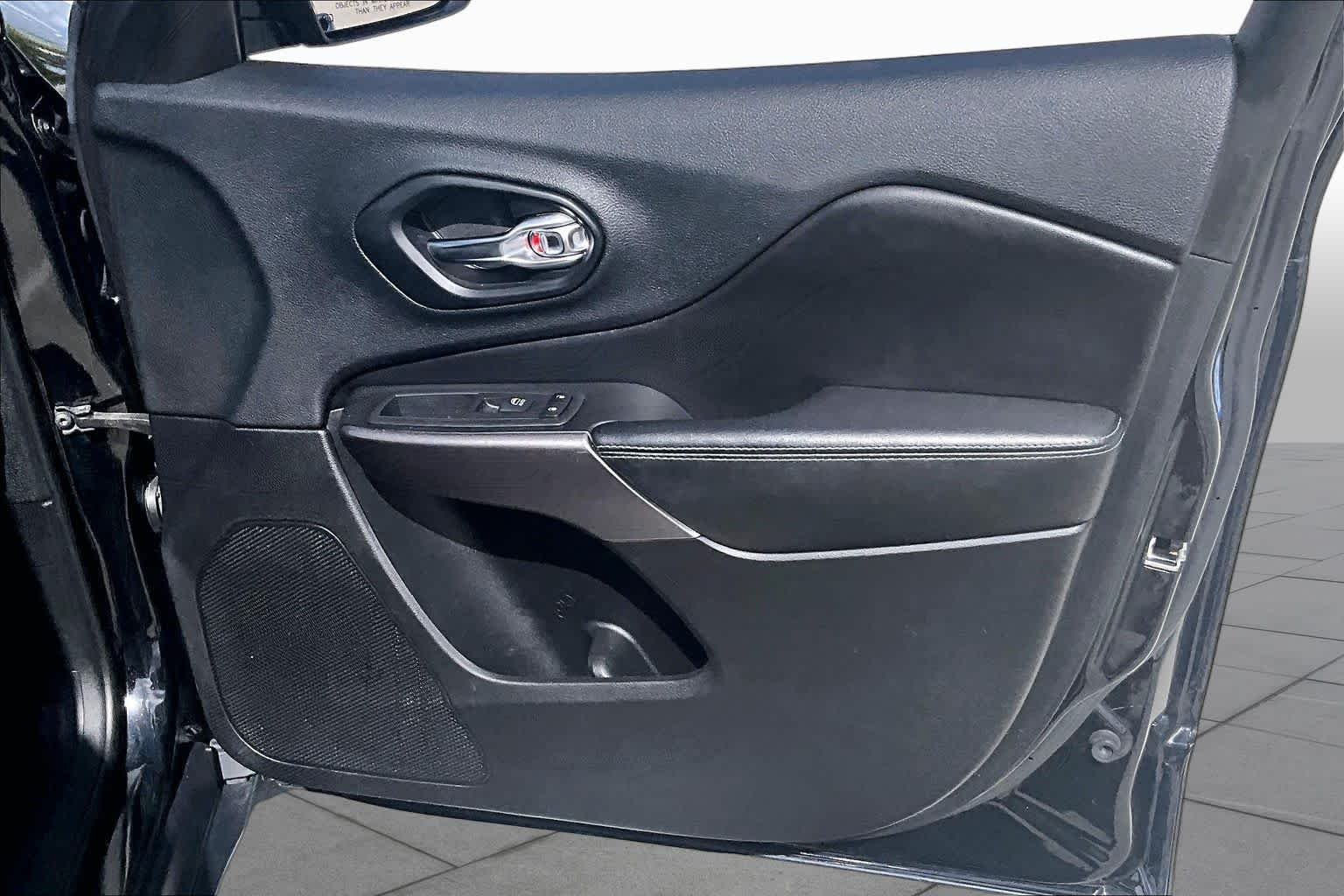 Used 2019 Diamond Black Crystal Pearlcoat Jeep Latitude Plus image 25