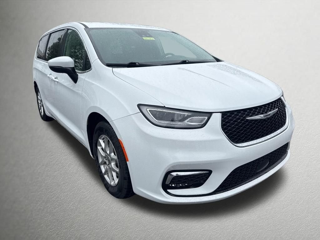 2023 Chrysler Pacifica Touring L's photo