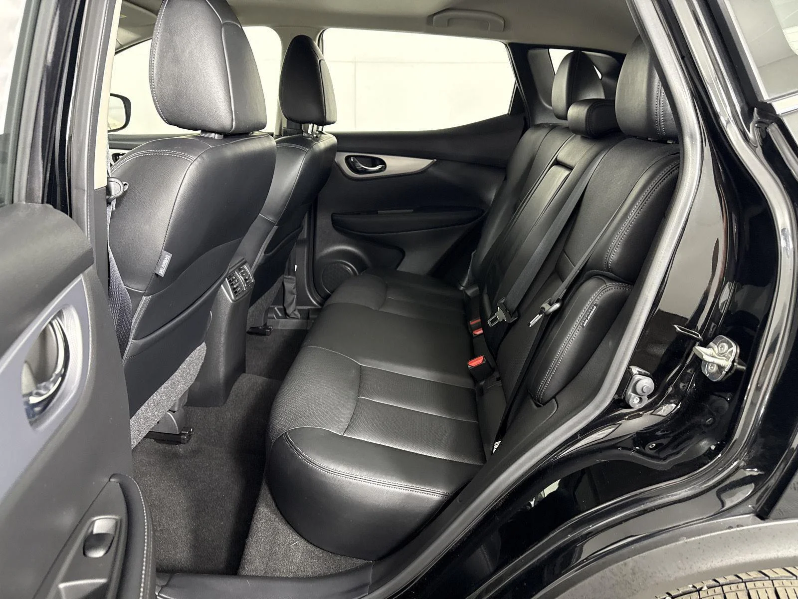 Used 2020 Magnetic Black Pearl Nissan SL image 25