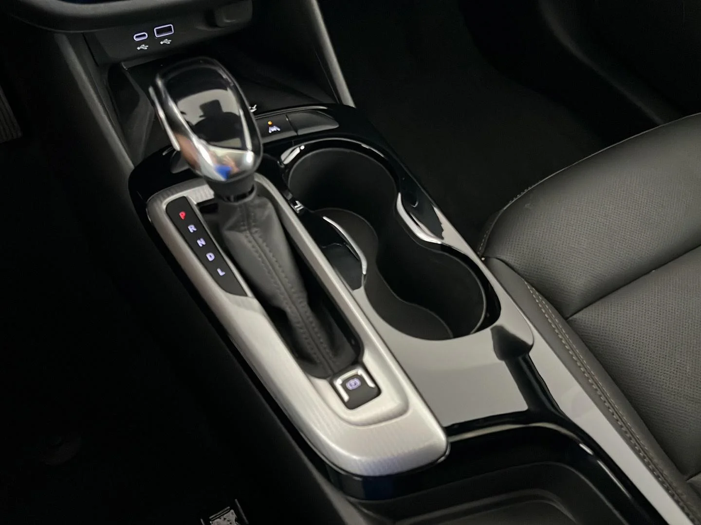 Used 2024 Ebony Twilight Metallic Buick Avenir image 18