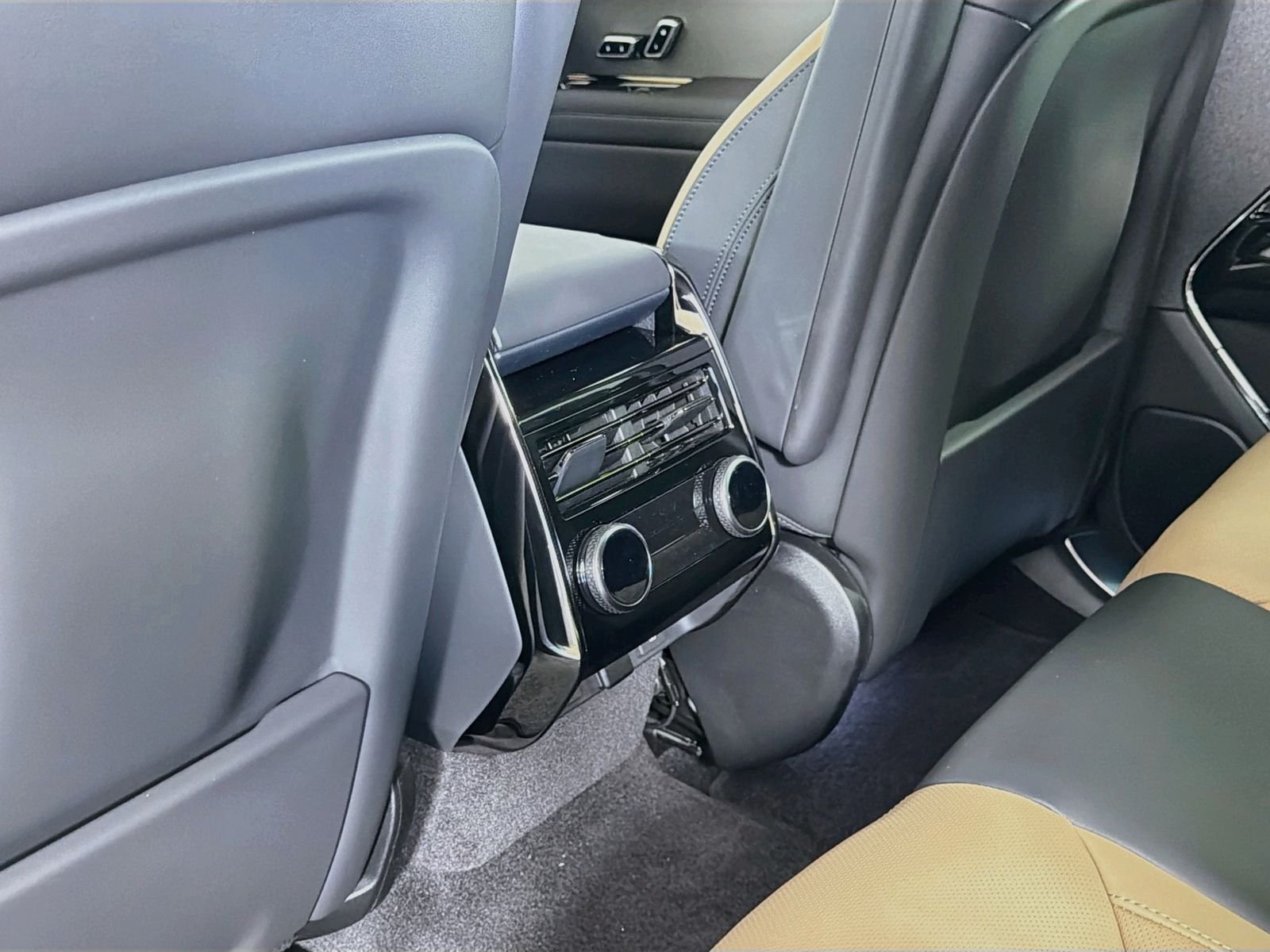 New 2026 Constellation Blue Ultra Metallic Gloss LAND ROVER Dynamic SE image 28