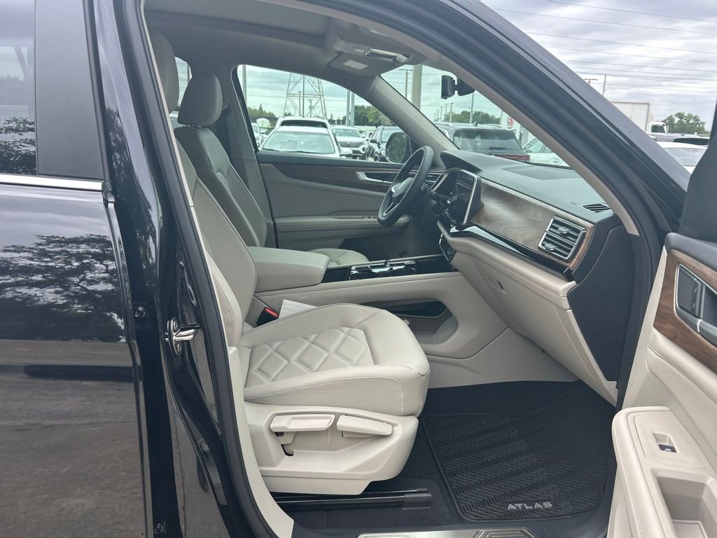 New 2026 Black Volkswagen SE w/Technology image 29