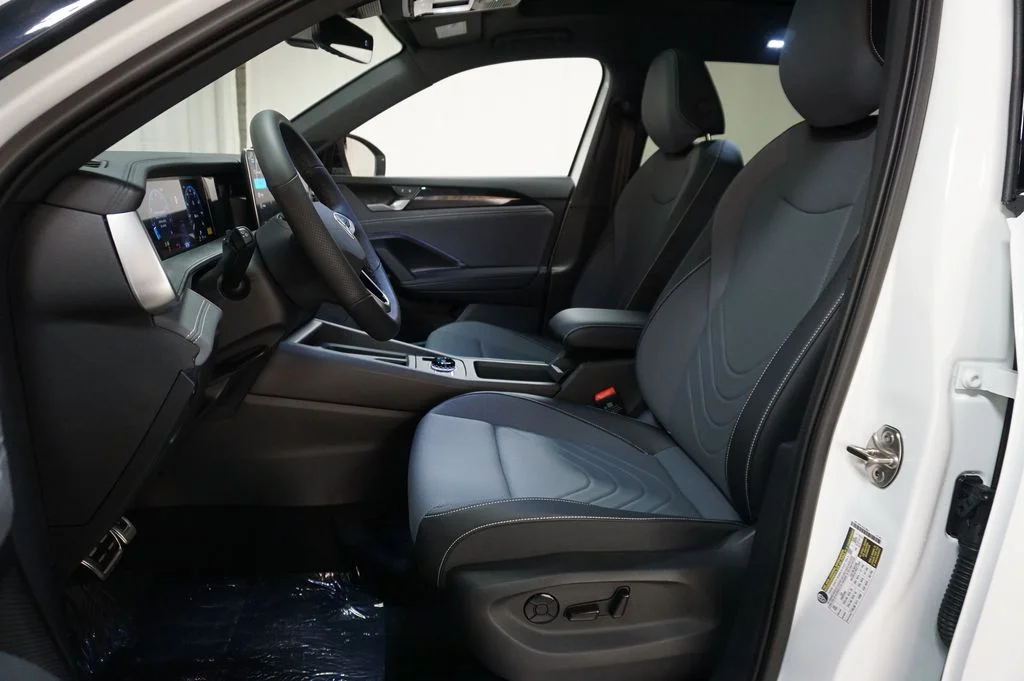 New 2026 White Volkswagen 2.0T SE R-Line Black image 10