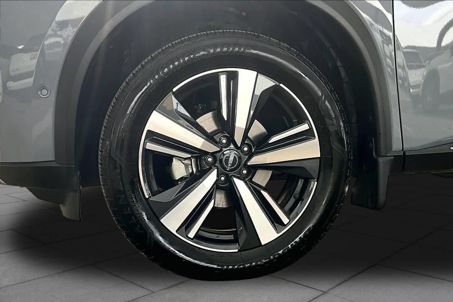 Used 2023 Boulder Gray Pearl Nissan Platinum image 11