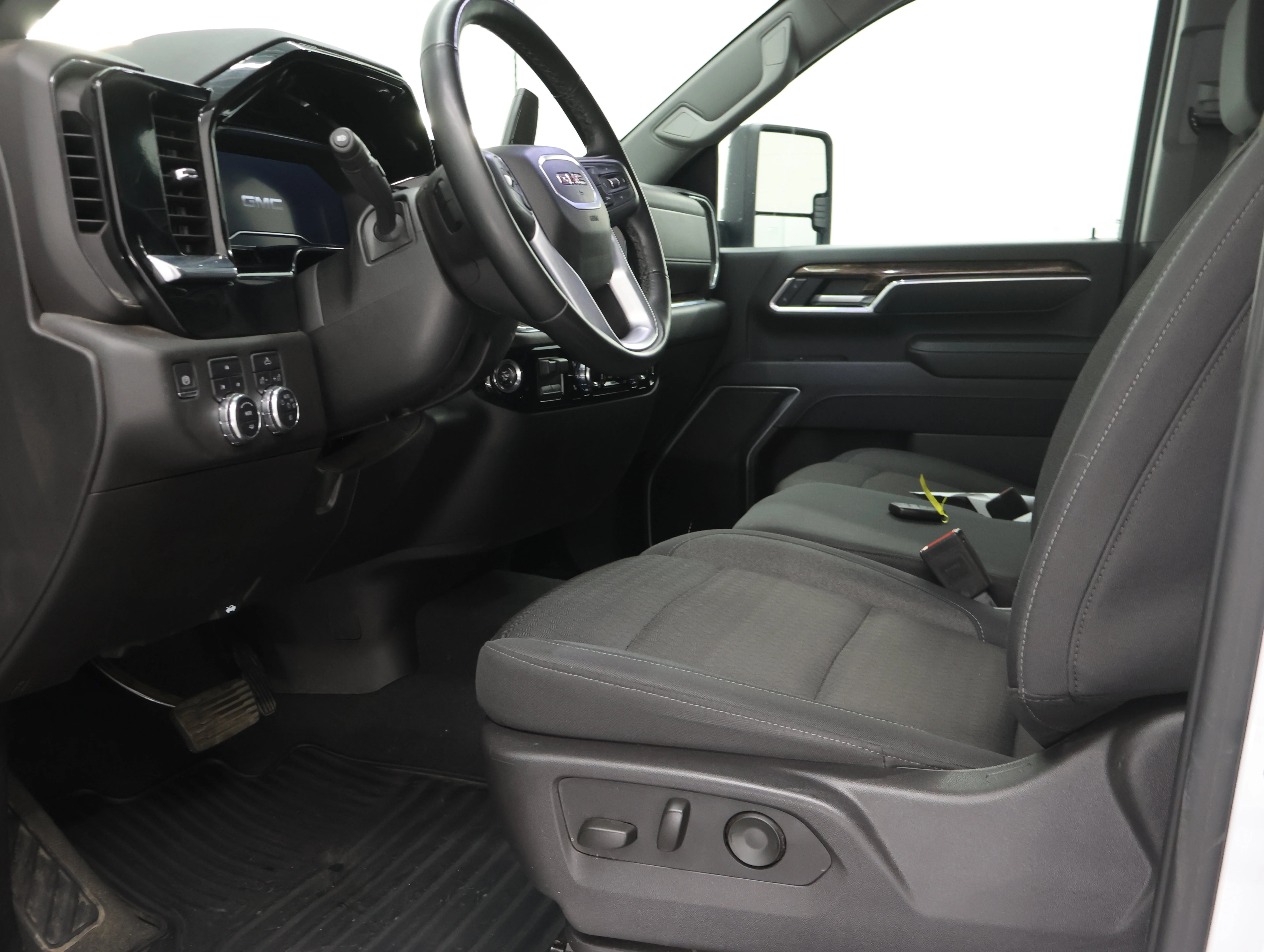 Used 2025 Summit White GMC SLE image 7