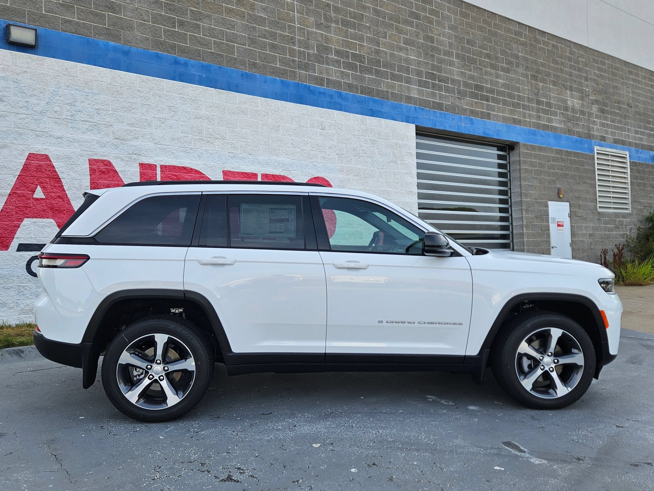 New 2026 Bright White Clear-Coat Exterior Paint Jeep Limited image 8