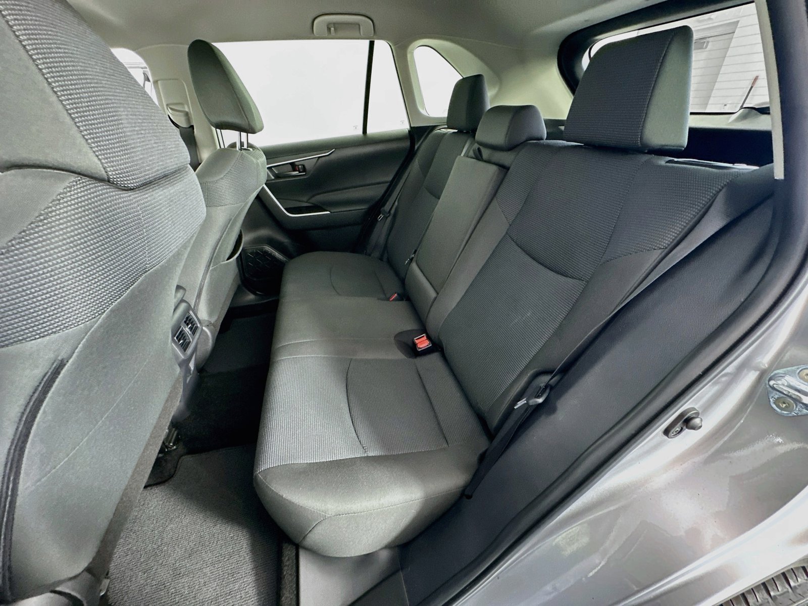 2025 Toyota RAV4 LE - Photo 28