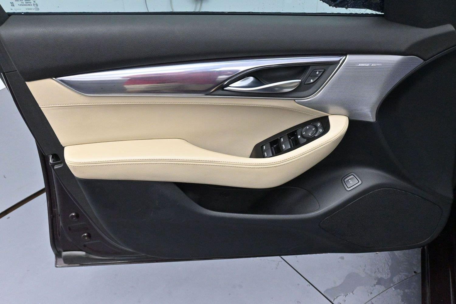 Used 2020 GARNET METALLIC Cadillac Luxury image 10