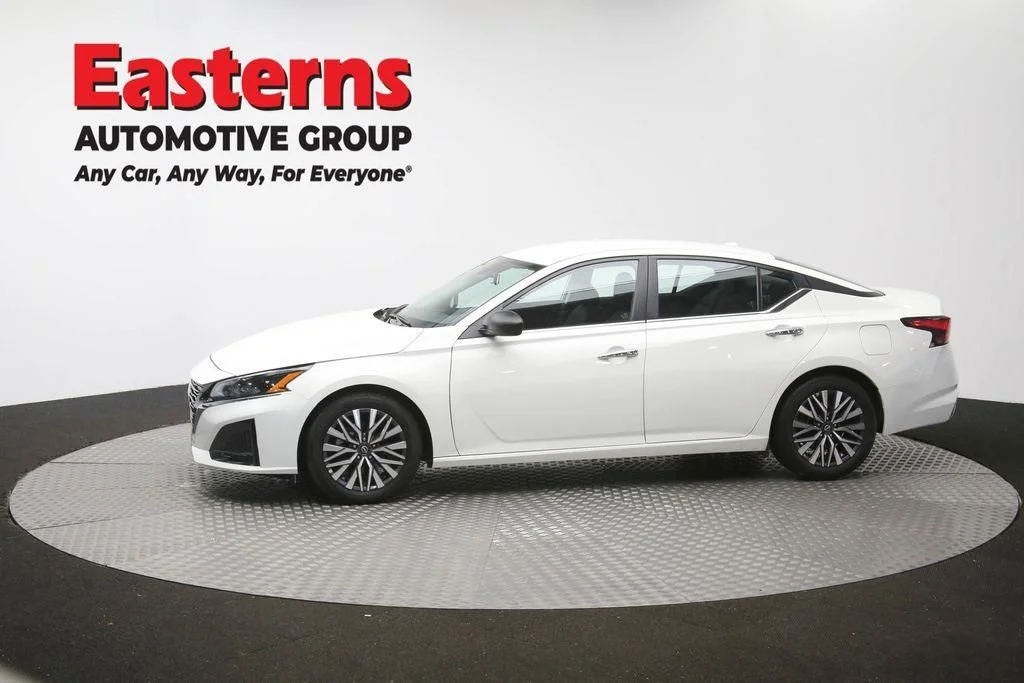 Used 2025 White Nissan 2.5 SV image 62