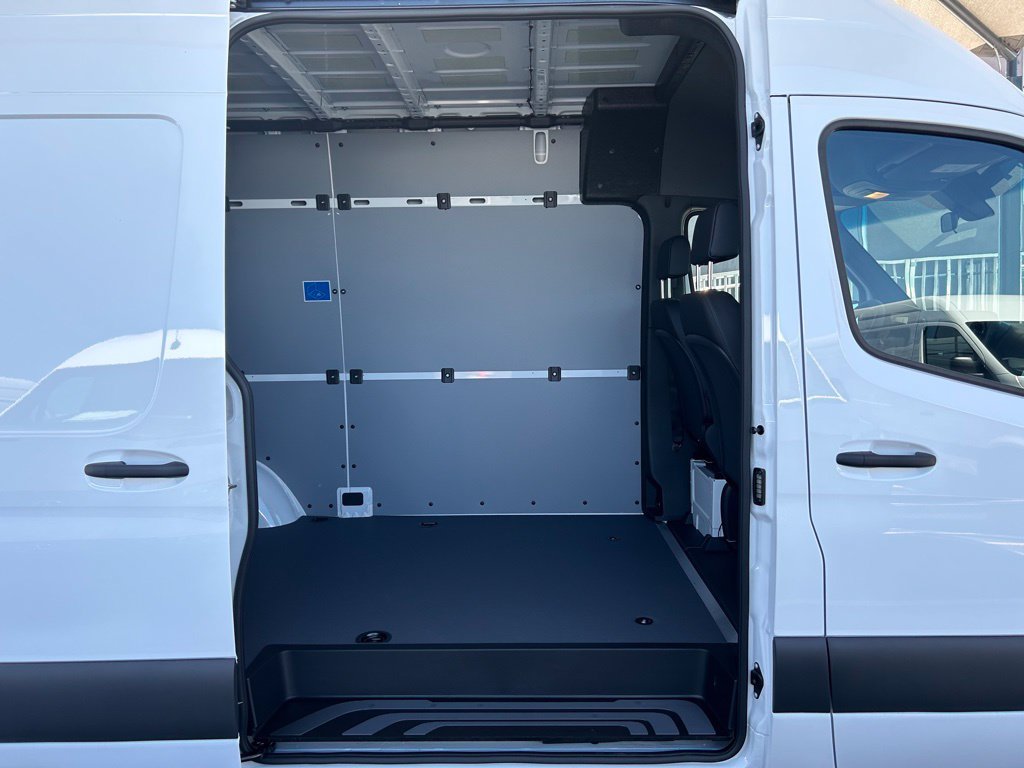 Used 2023  Mercedes-Benz Cargo 144 WB image 4