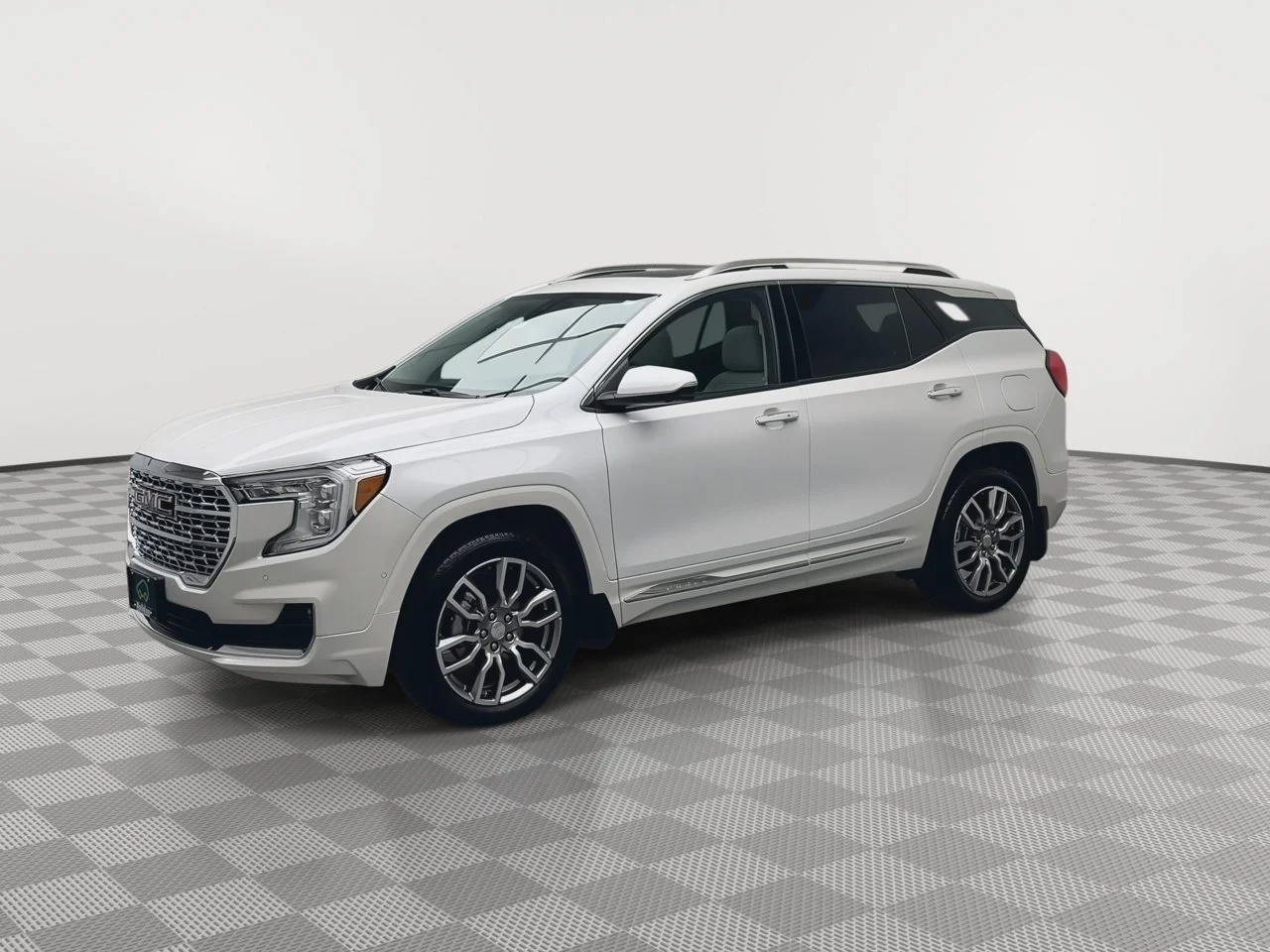 Used 2024 White Frost Tricoat GMC Denali image 40