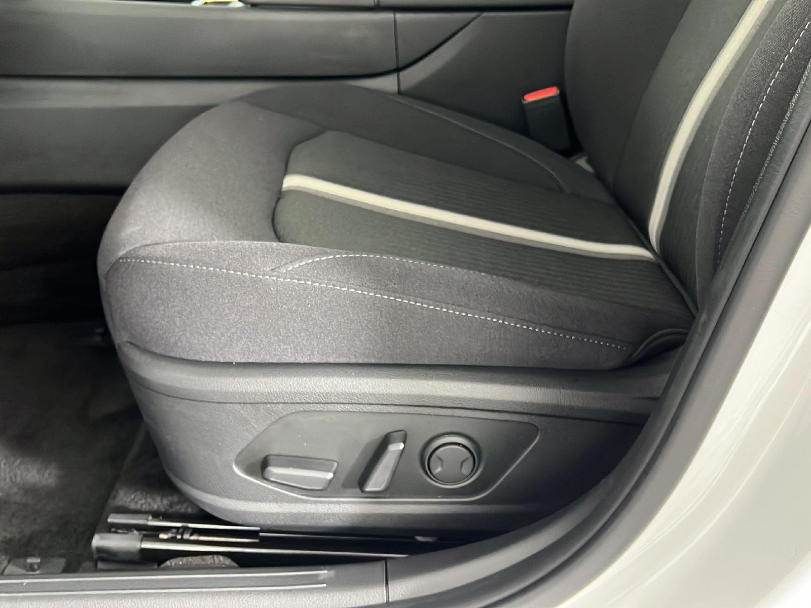 Used 2025  Hyundai  image 14